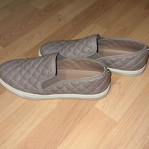 STEVE MADDEN SLIP ON SNEAKER GREY